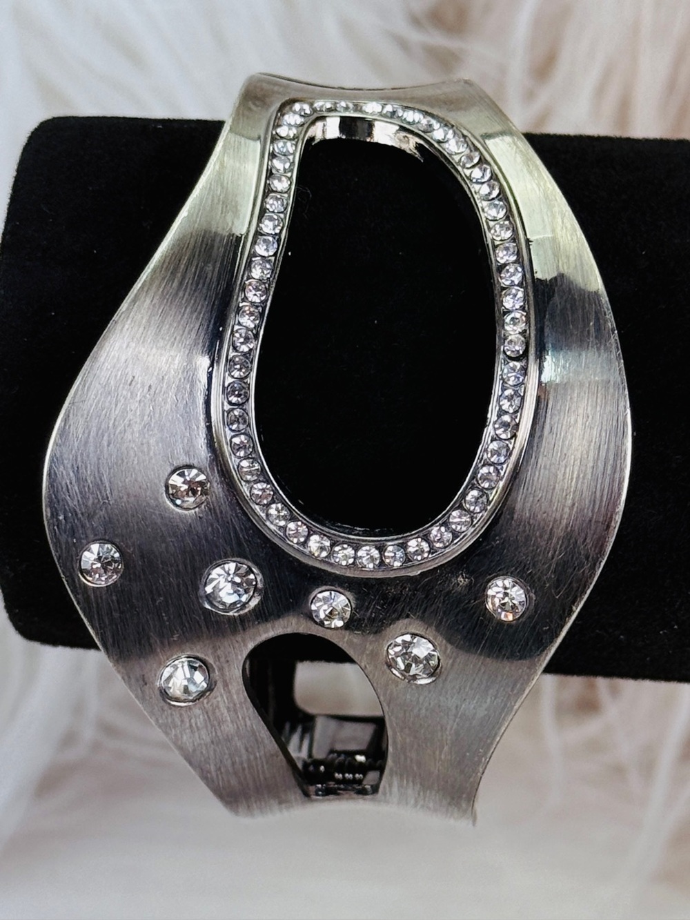 Gorgeous weighted Silvertone bling wideband statement bracelet - Picture 8 of 12